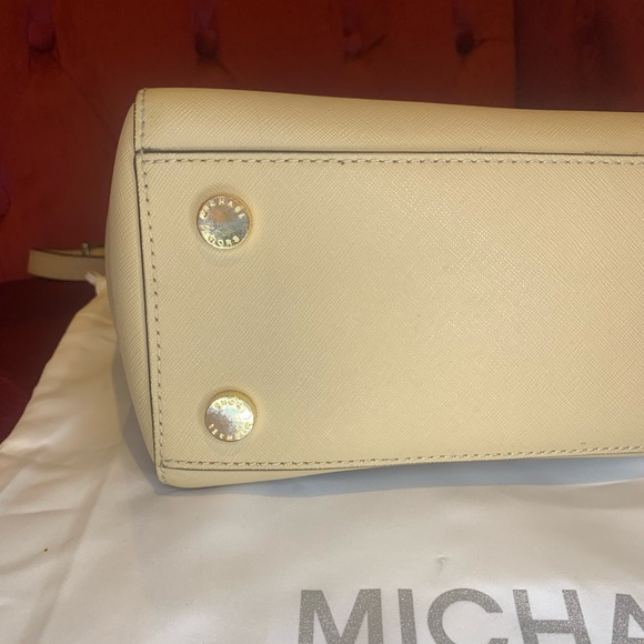 Micheal Kors handbag in gorgeous, versatile beige color with dust bag - Picture 9 of 10
